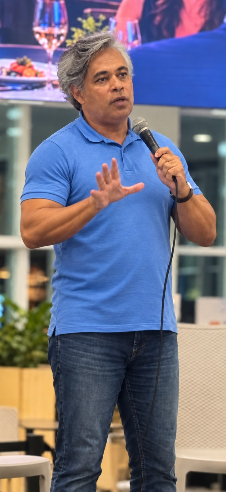 Cristiano Lopes palestrando sobre tecnologia e negócios